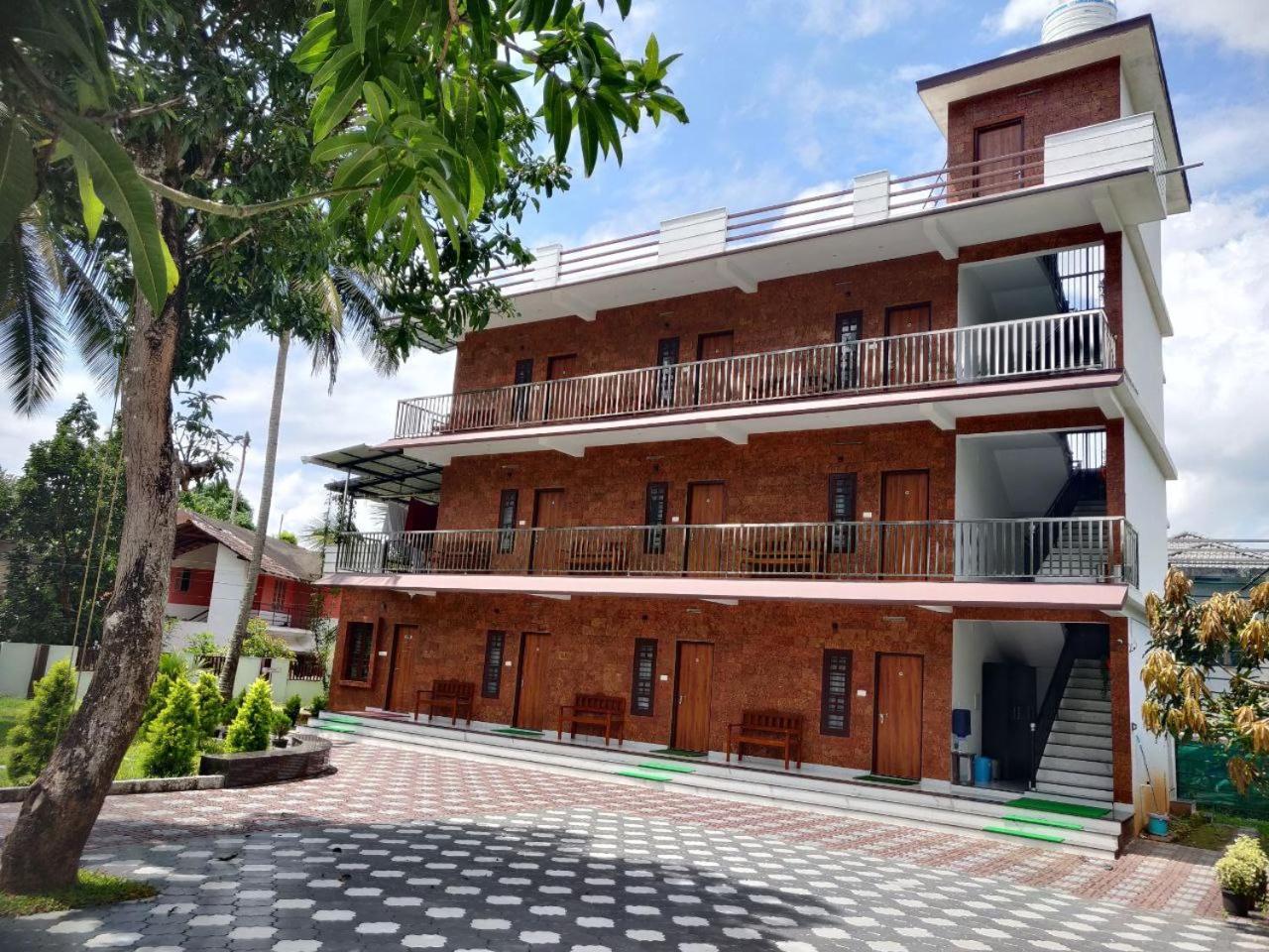 Dolphin Enclave Service Studio Apartments Kalpetta Luaran gambar
