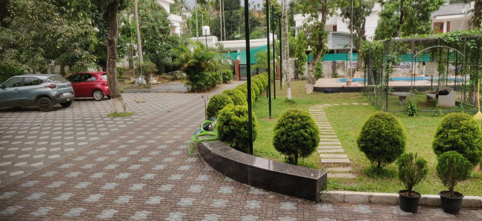 Dolphin Enclave Service Studio Apartments Kalpetta Luaran gambar